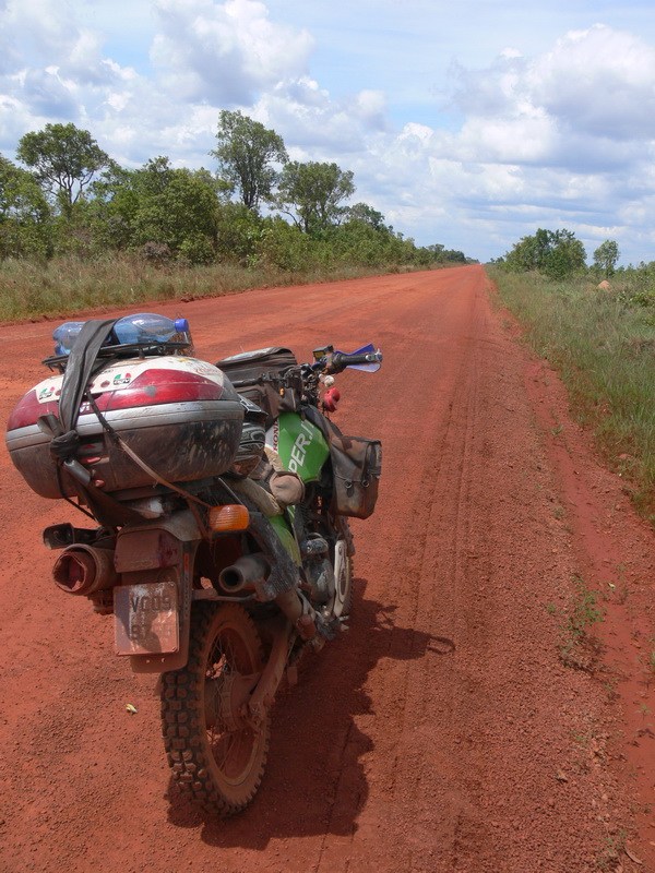 gionata-nencini-partireper-honda-transalp-2009-tour-panamericano-rurrenabaque-beni-bolivia-preterie-terra-battuta-ritorno-a-rurrenabaque10