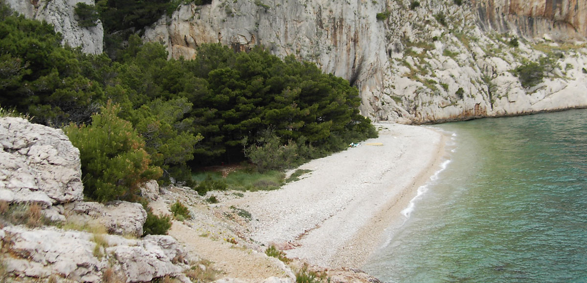 gionata-nencini-partireper-honda-transalp-un-viaggio-nel-mondo-in-moto-2005-croazia-spiaggia-nudisti-makarska